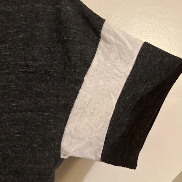 Flylow Après V-Neck Tee | Après Ski Graphic Heather Shirt | Size Women’s Large - Picture 5 of 8